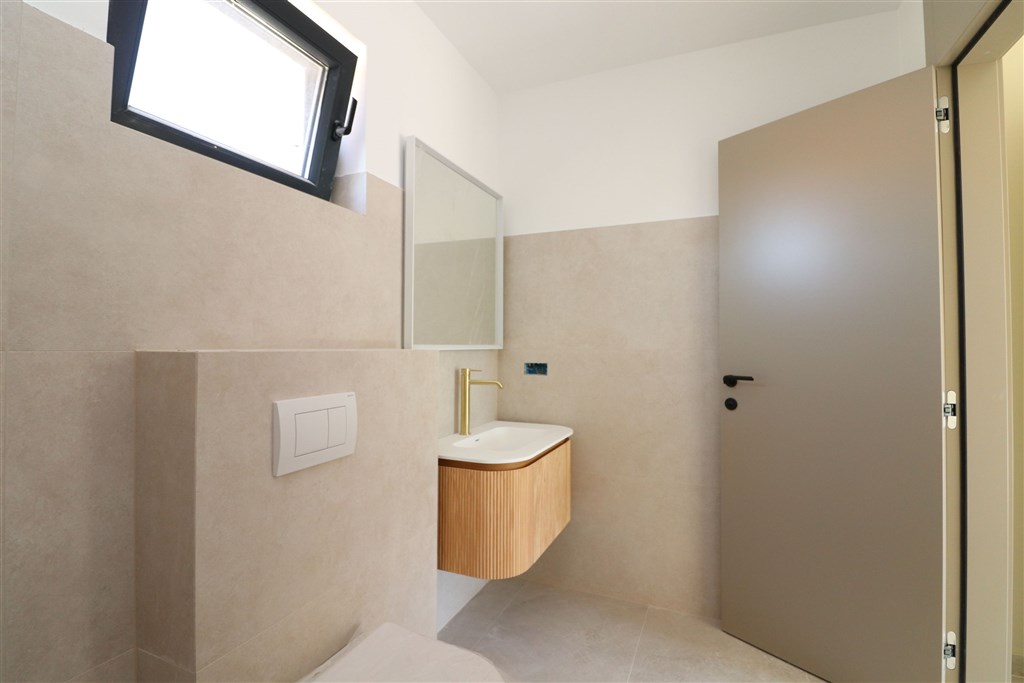 na-prodej-luxusni-apartman-se-3-loznicemi-a-vyhledem-na-more-v-blizkosti-plaze-vodice-chorvatsko