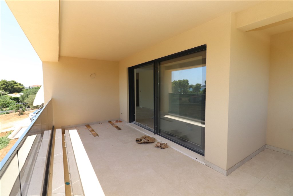 na-prodej-luxusni-apartman-se-3-loznicemi-a-vyhledem-na-more-v-blizkosti-plaze-vodice-chorvatsko