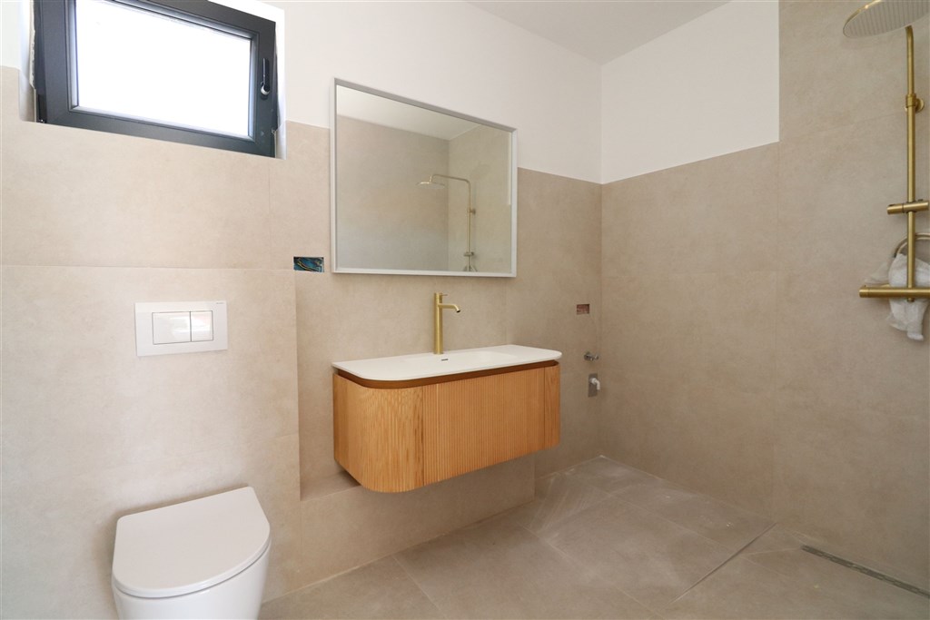 na-prodej-luxusni-apartman-se-3-loznicemi-a-vyhledem-na-more-v-blizkosti-plaze-vodice-chorvatsko