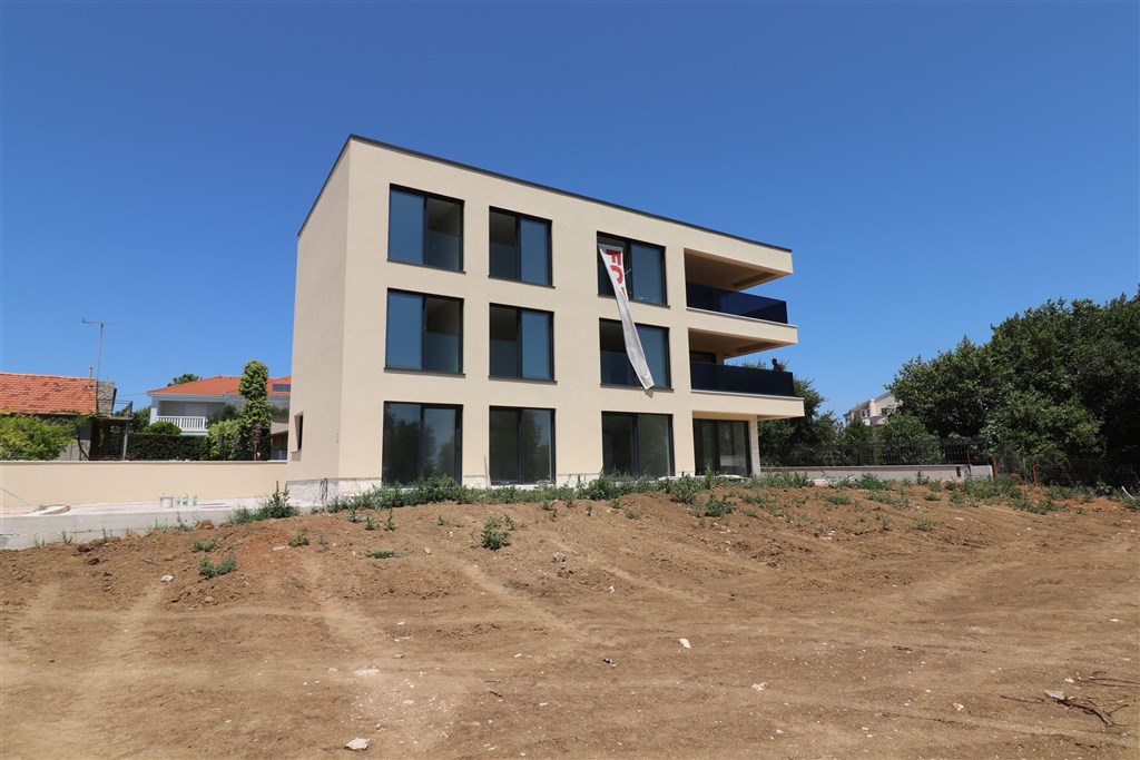 na-prodej-luxusni-apartman-se-3-loznicemi-a-vyhledem-na-more-v-blizkosti-plaze-vodice-chorvatsko