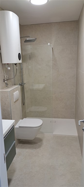 na-prodej-novy-apartman-s-bazenem-s-panoramatickym-vyhledem-na-more-a-v-blizkosti-plaze-razanj-chorvatsko
