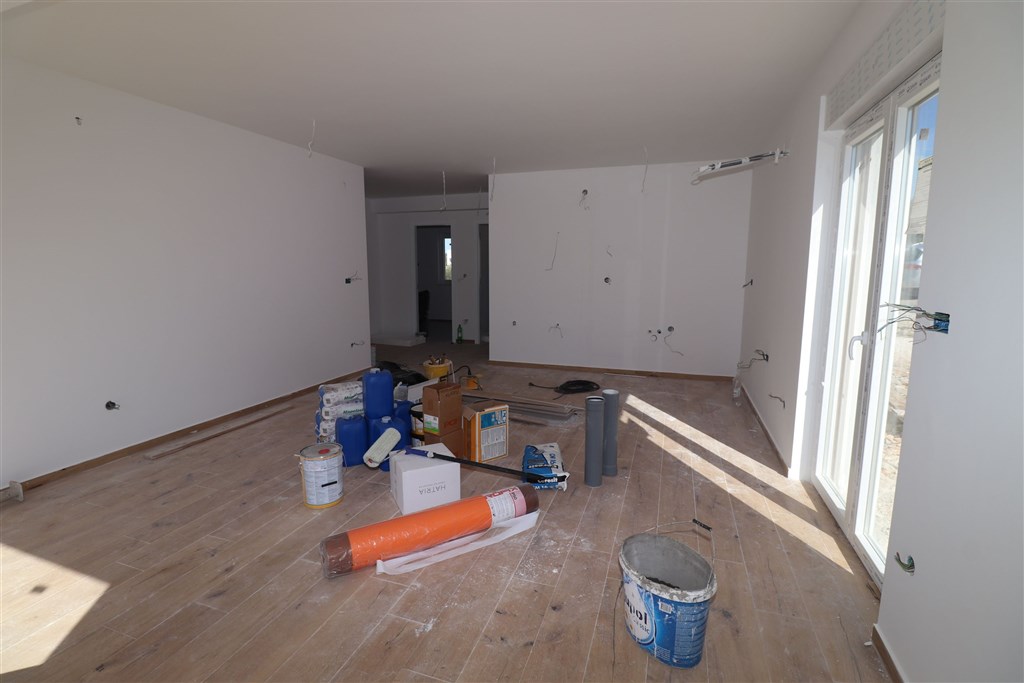 na-prodej-novy-apartman-s-bazenem-s-panoramatickym-vyhledem-na-more-a-v-blizkosti-plaze-razanj-chorvatsko