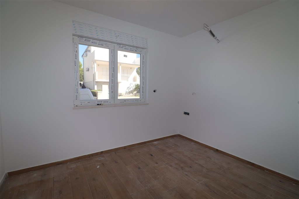 na-prodej-novy-apartman-s-bazenem-s-panoramatickym-vyhledem-na-more-a-v-blizkosti-plaze-razanj-chorvatsko