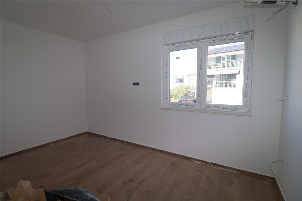 na-prodej-novy-apartman-s-bazenem-s-panoramatickym-vyhledem-na-more-a-v-blizkosti-plaze-razanj-chorvatsko