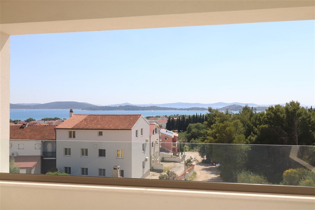 na-prodej-prostorny-novy-apartman-se-3-loznicemi-a-panoramatickym-vyhledem-na-more-vodice-chorvatsko