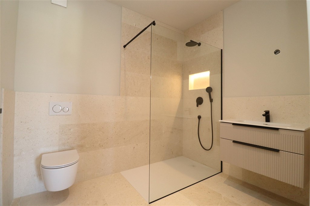 na-prodej-prostorny-novy-apartman-se-3-loznicemi-a-panoramatickym-vyhledem-na-more-vodice-chorvatsko
