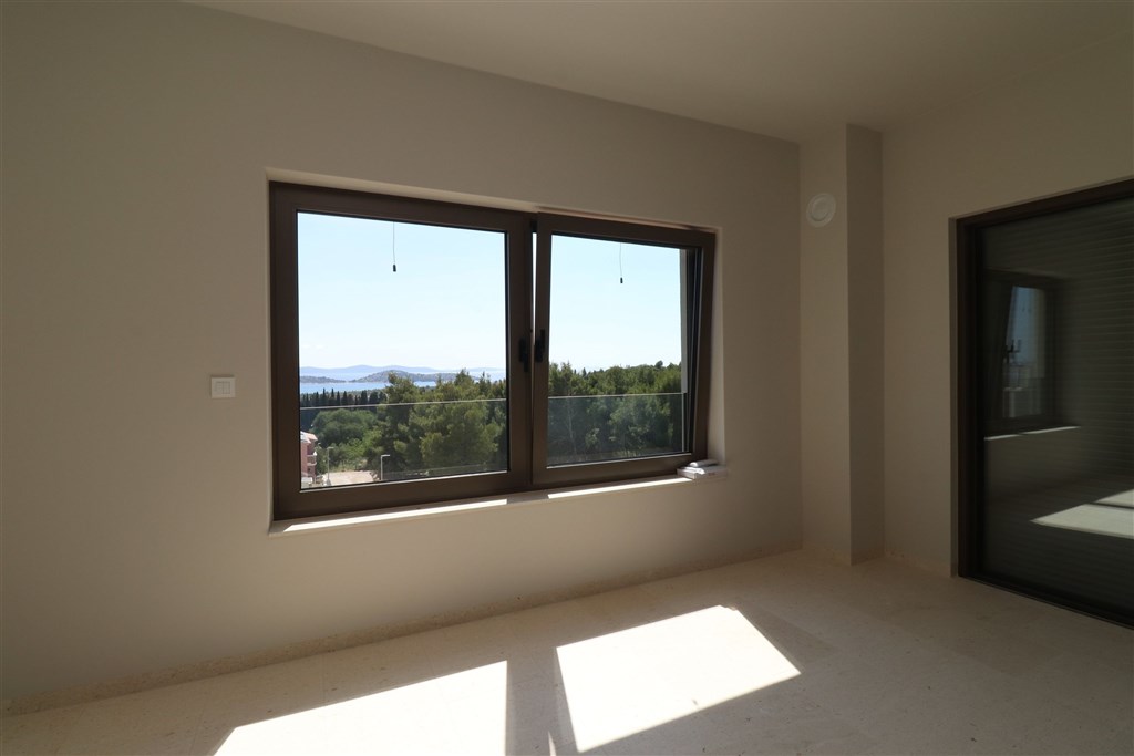 na-prodej-prostorny-novy-apartman-se-3-loznicemi-a-panoramatickym-vyhledem-na-more-vodice-chorvatsko