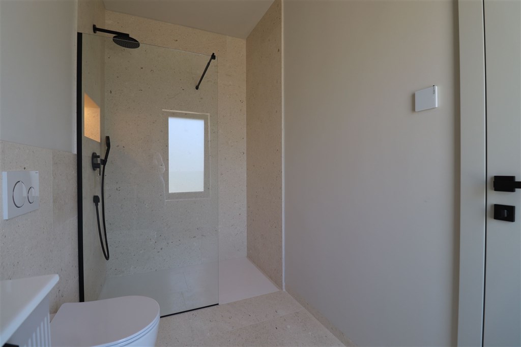 na-prodej-prostorny-novy-apartman-se-3-loznicemi-a-panoramatickym-vyhledem-na-more-vodice-chorvatsko