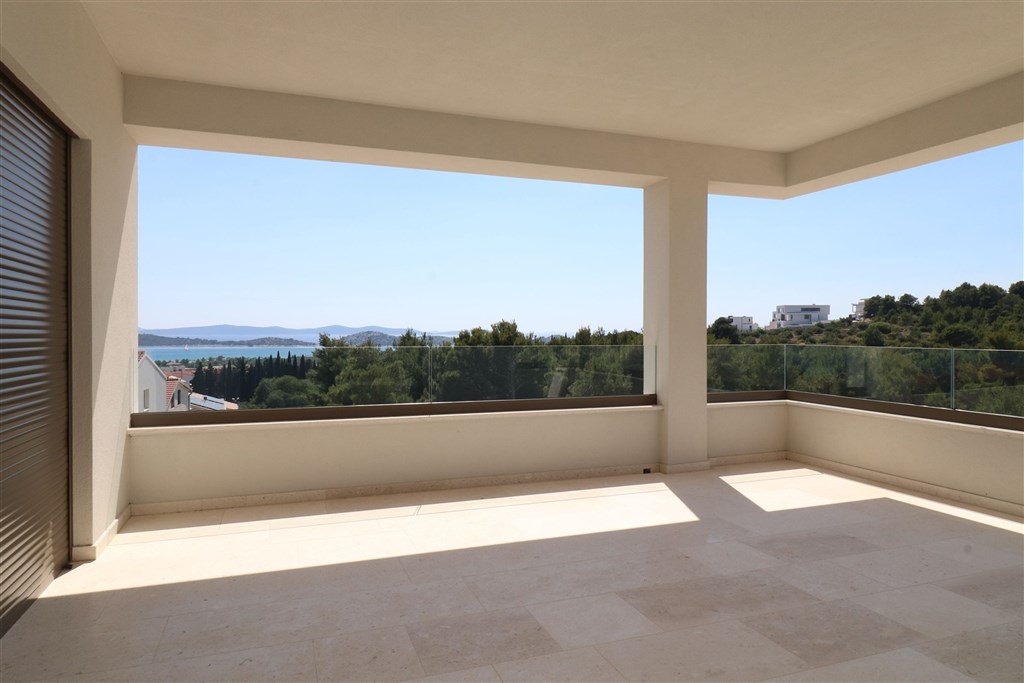 na-prodej-prostorny-novy-apartman-se-3-loznicemi-a-panoramatickym-vyhledem-na-more-vodice-chorvatsko