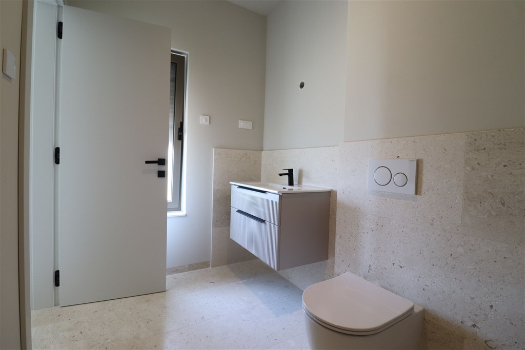 na-prodej-prostorny-novy-apartman-se-3-loznicemi-a-panoramatickym-vyhledem-na-more-vodice-chorvatsko