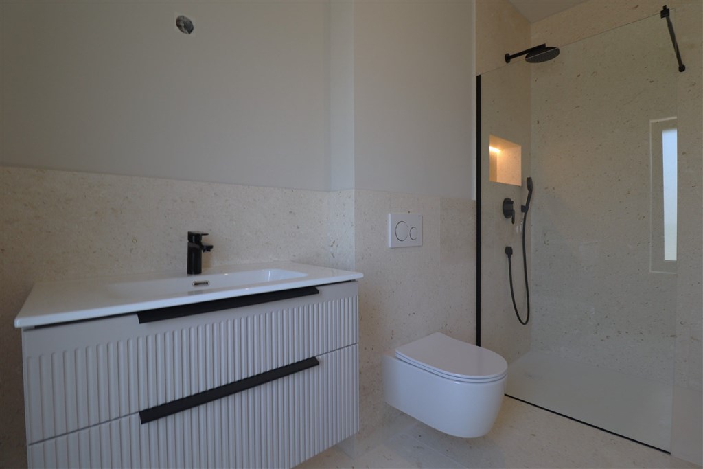na-prodej-prostorny-novy-apartman-se-3-loznicemi-a-panoramatickym-vyhledem-na-more-vodice-chorvatsko