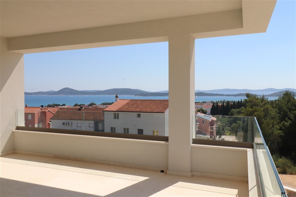na-prodej-prostorny-novy-apartman-se-3-loznicemi-a-panoramatickym-vyhledem-na-more-vodice-chorvatsko