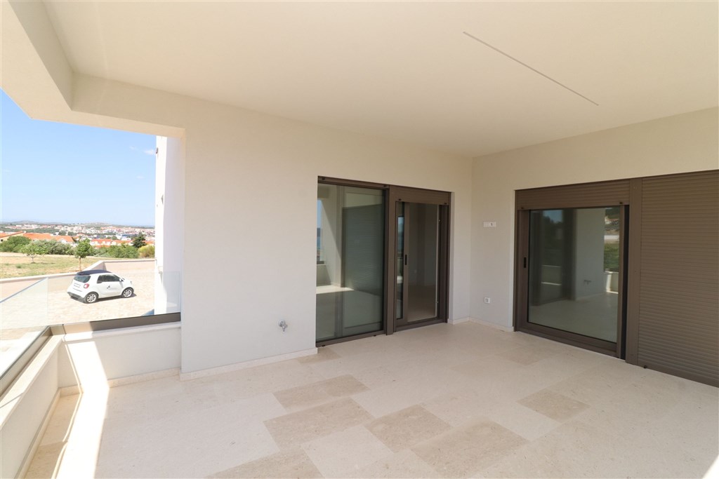 na-prodej-prostorny-novy-apartman-se-3-loznicemi-a-panoramatickym-vyhledem-na-more-vodice-chorvatsko