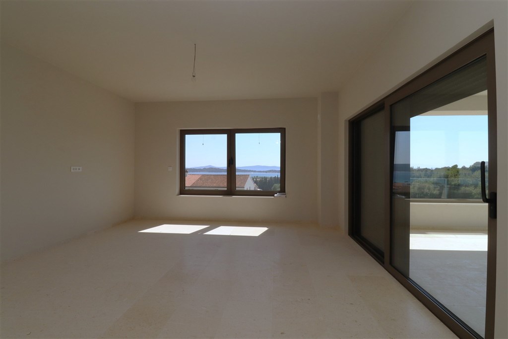 na-prodej-prostorny-novy-apartman-se-3-loznicemi-a-panoramatickym-vyhledem-na-more-vodice-chorvatsko