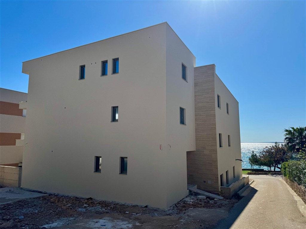 na-prodej-moderni-apartman-s-predzahradkou-10-metru-od-more-mandre-ostrov-pag-chorvatsko