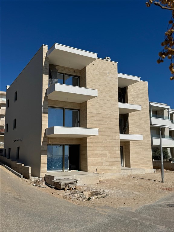 na-prodej-moderni-apartman-s-predzahradkou-10-metru-od-more-mandre-ostrov-pag-chorvatsko