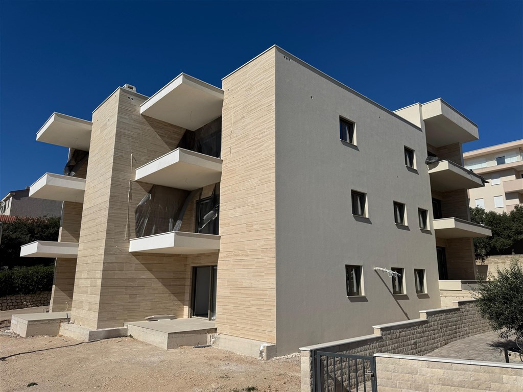 na-prodej-moderni-apartman-s-predzahradkou-10-metru-od-more-mandre-ostrov-pag-chorvatsko