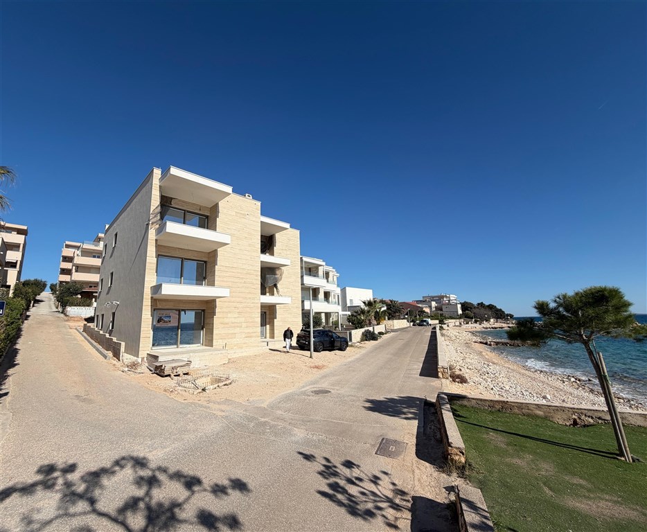 na-prodej-moderni-apartman-s-predzahradkou-10-metru-od-more-mandre-ostrov-pag-chorvatsko