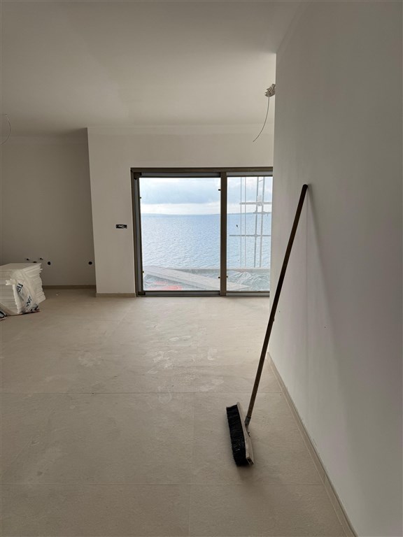 na-prodej-moderni-apartman-s-predzahradkou-10-metru-od-more-mandre-ostrov-pag-chorvatsko