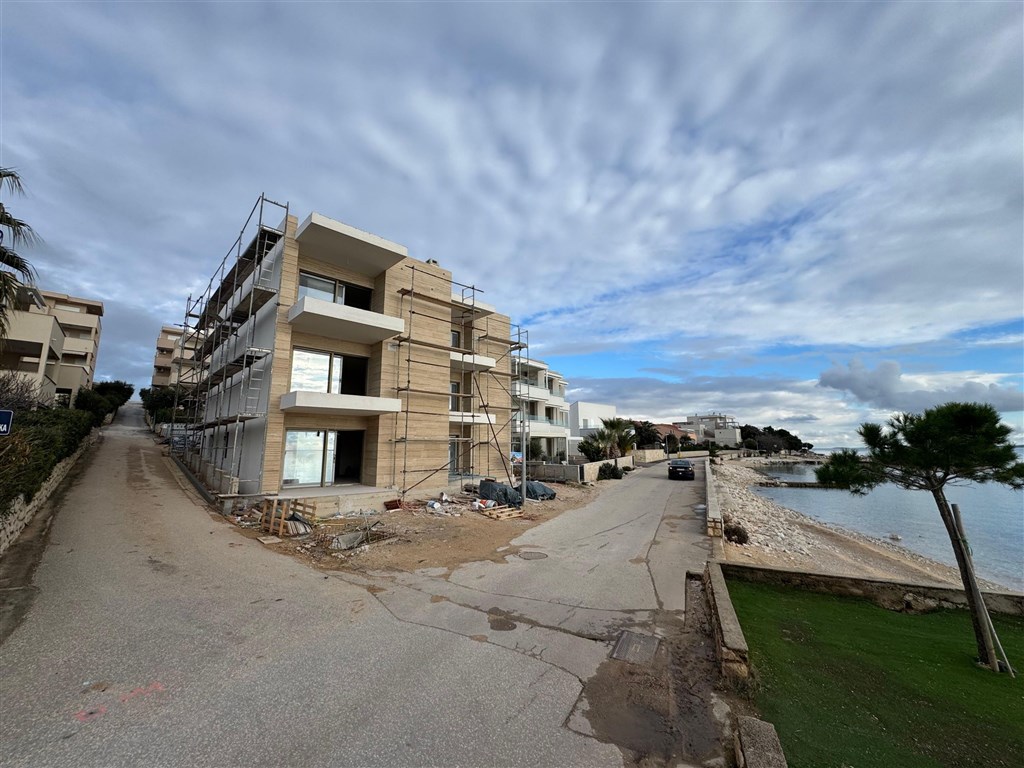 na-prodej-moderni-apartman-s-predzahradkou-10-metru-od-more-mandre-ostrov-pag-chorvatsko