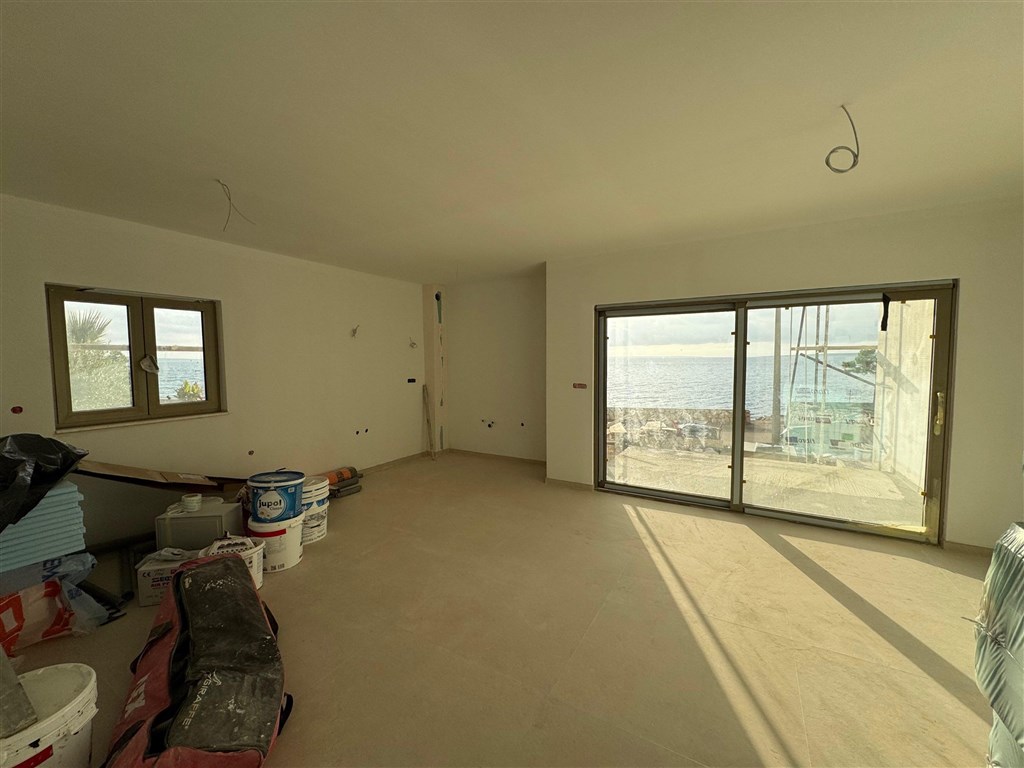 na-prodej-moderni-apartman-s-predzahradkou-10-metru-od-more-mandre-ostrov-pag-chorvatsko