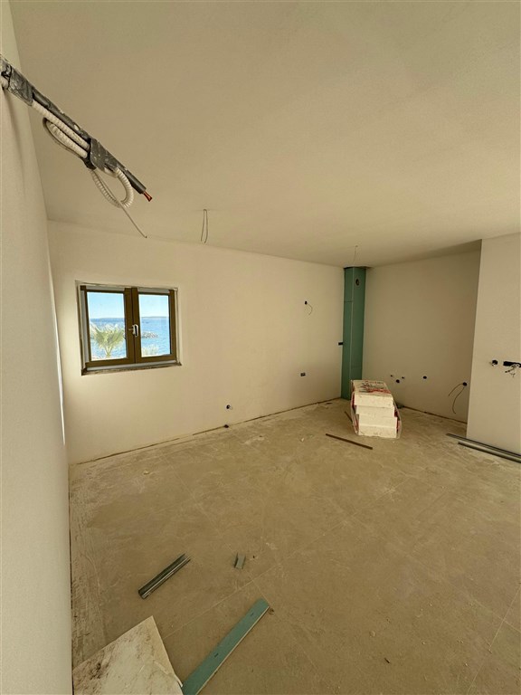 na-prodej-moderni-apartman-s-predzahradkou-10-metru-od-more-mandre-ostrov-pag-chorvatsko