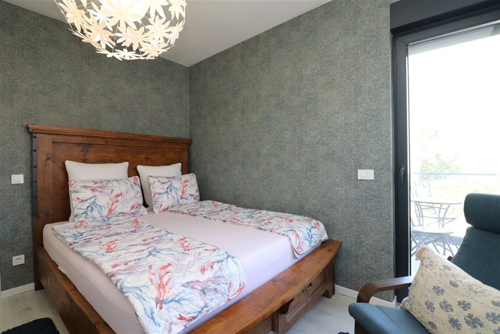 na-prodej-komfortni-a-velmi-prostorny-apartman-se-3-loznicemi-a-velkou-terasou-v-blizkosti-plaze-srima-chorvatsko