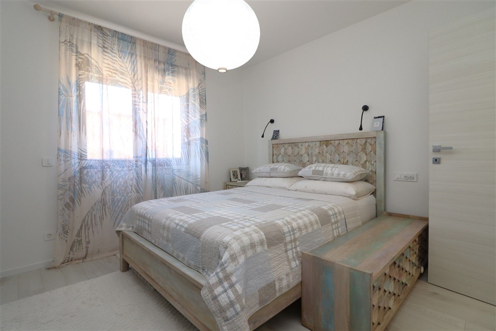 na-prodej-komfortni-a-velmi-prostorny-apartman-se-3-loznicemi-a-velkou-terasou-v-blizkosti-plaze-srima-chorvatsko