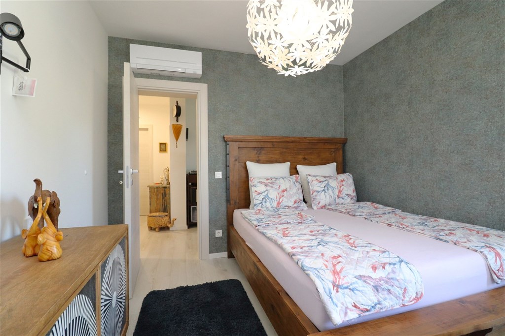 na-prodej-komfortni-a-velmi-prostorny-apartman-se-3-loznicemi-a-velkou-terasou-v-blizkosti-plaze-srima-chorvatsko