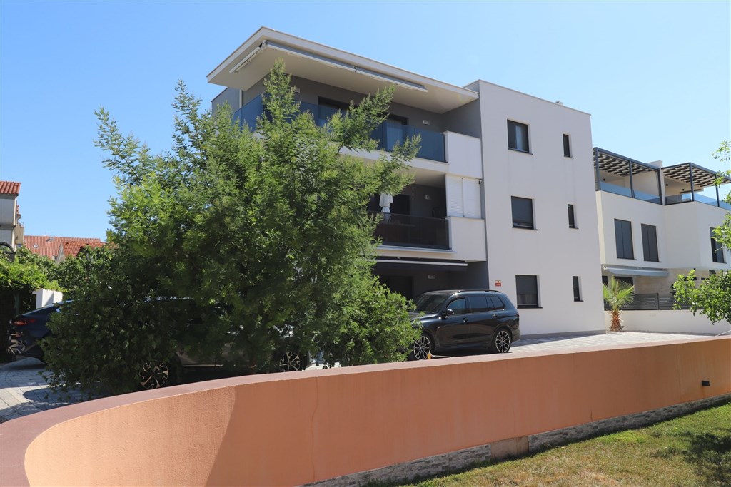 na-prodej-komfortni-a-velmi-prostorny-apartman-se-3-loznicemi-a-velkou-terasou-v-blizkosti-plaze-srima-chorvatsko