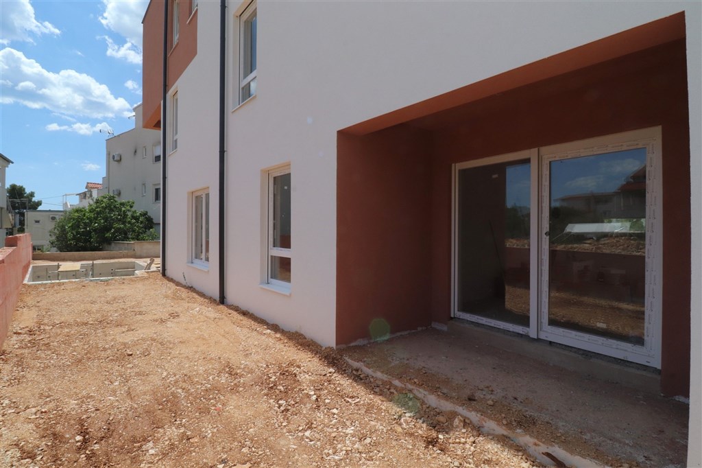 na-prodej-novy-apartman-s-dvorkem-v-blizkosti-more-vodice-chorvatsko