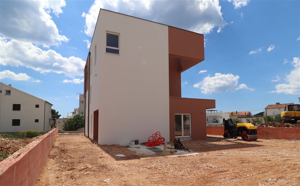 na-prodej-novy-apartman-s-dvorkem-v-blizkosti-more-vodice-chorvatsko