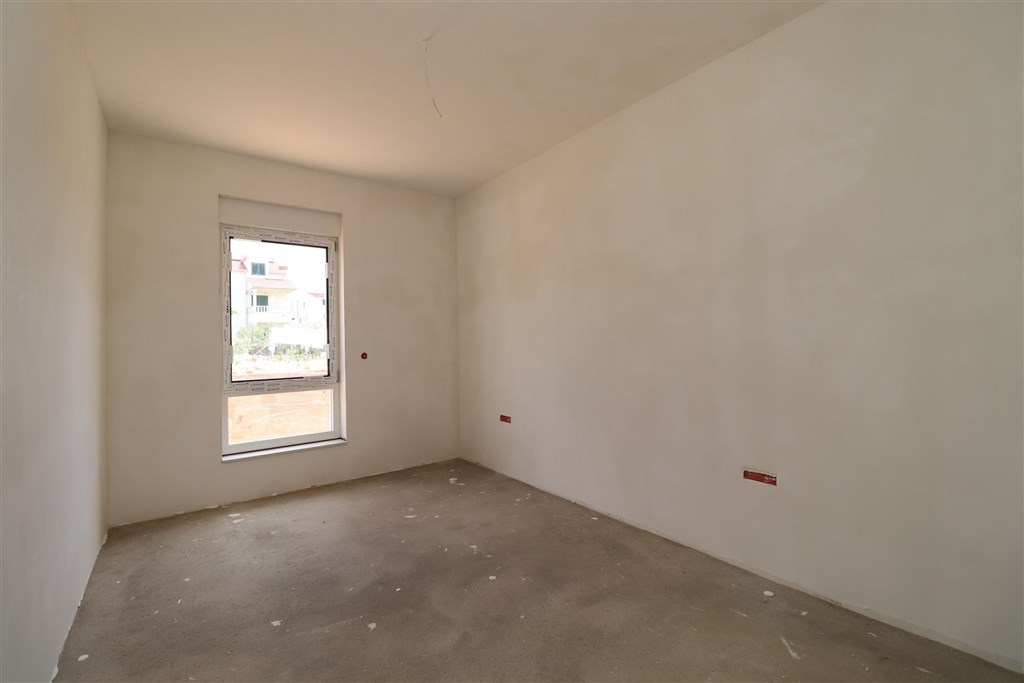 na-prodej-novy-apartman-s-dvorkem-v-blizkosti-more-vodice-chorvatsko