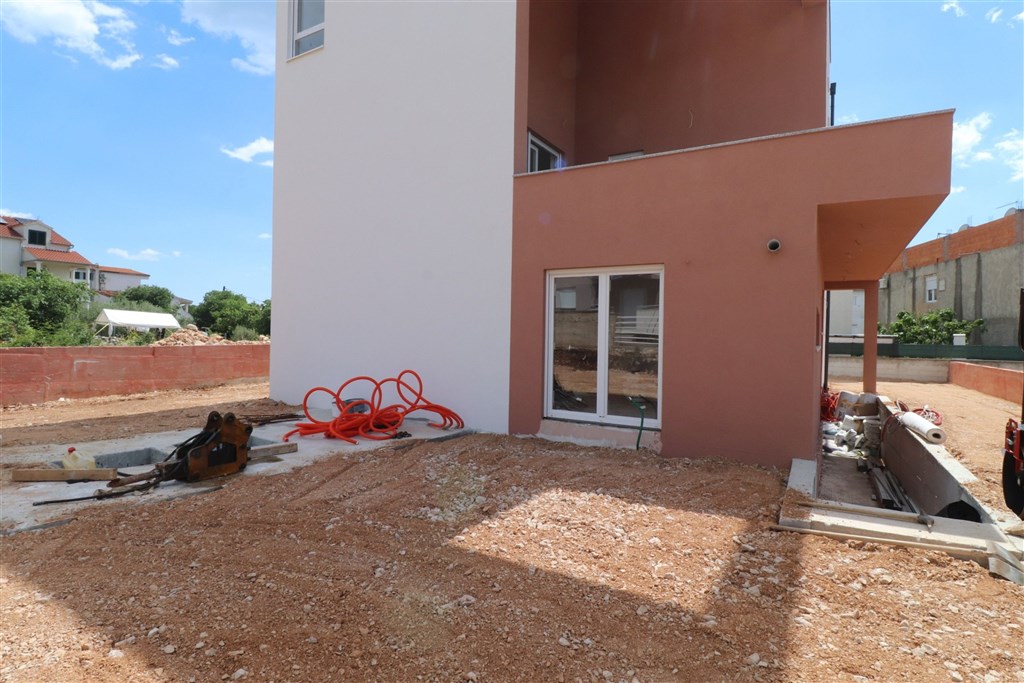 na-prodej-novy-apartman-s-dvorkem-v-blizkosti-more-vodice-chorvatsko