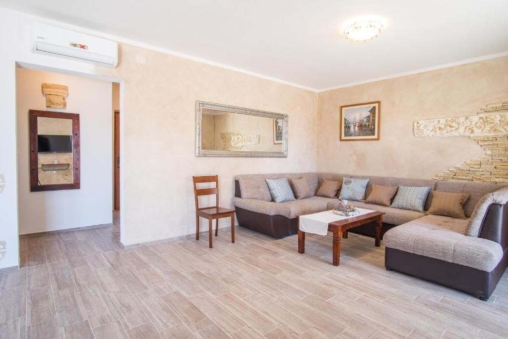 na-prodej-krasna-vila-s-bazenem-a-castecnym-vyhledem-na-more-krk-chorvatsko