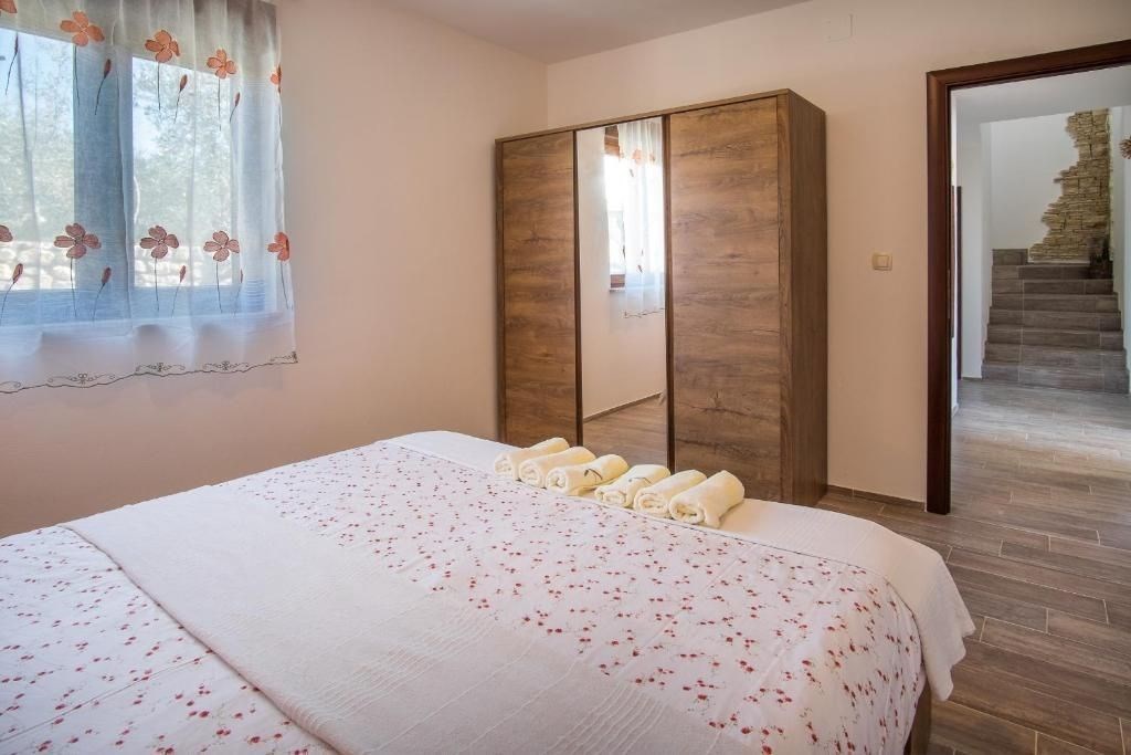 na-prodej-krasna-vila-s-bazenem-a-castecnym-vyhledem-na-more-krk-chorvatsko