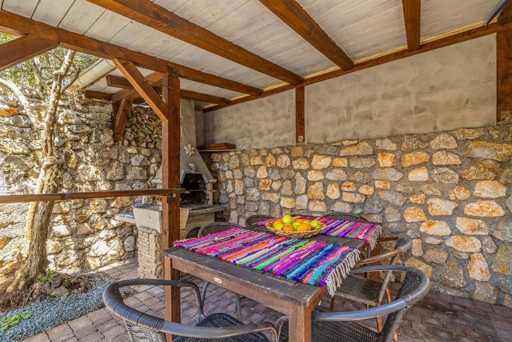 na-prodej-krasna-vila-s-bazenem-a-castecnym-vyhledem-na-more-krk-chorvatsko
