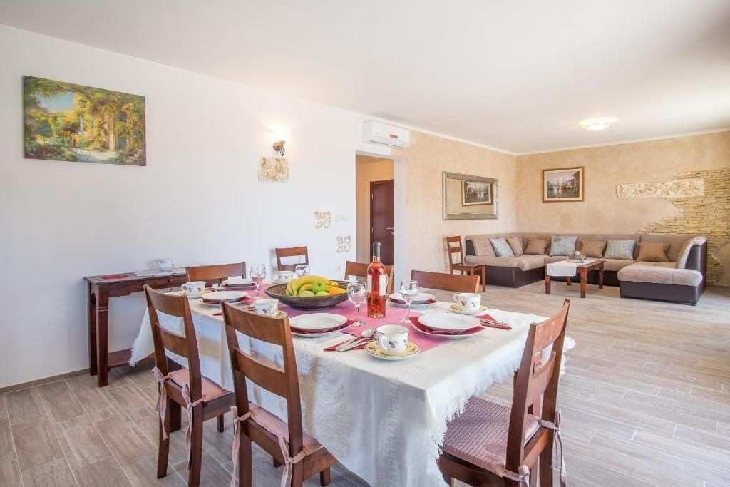 na-prodej-krasna-vila-s-bazenem-a-castecnym-vyhledem-na-more-krk-chorvatsko