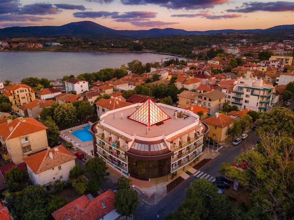 na-prodej-premiovy-hotel-u-more-par-kroku-od-plaze-carevo-bulharsko
