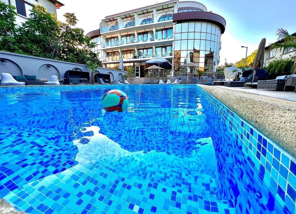 na-prodej-premiovy-hotel-u-more-par-kroku-od-plaze-carevo-bulharsko