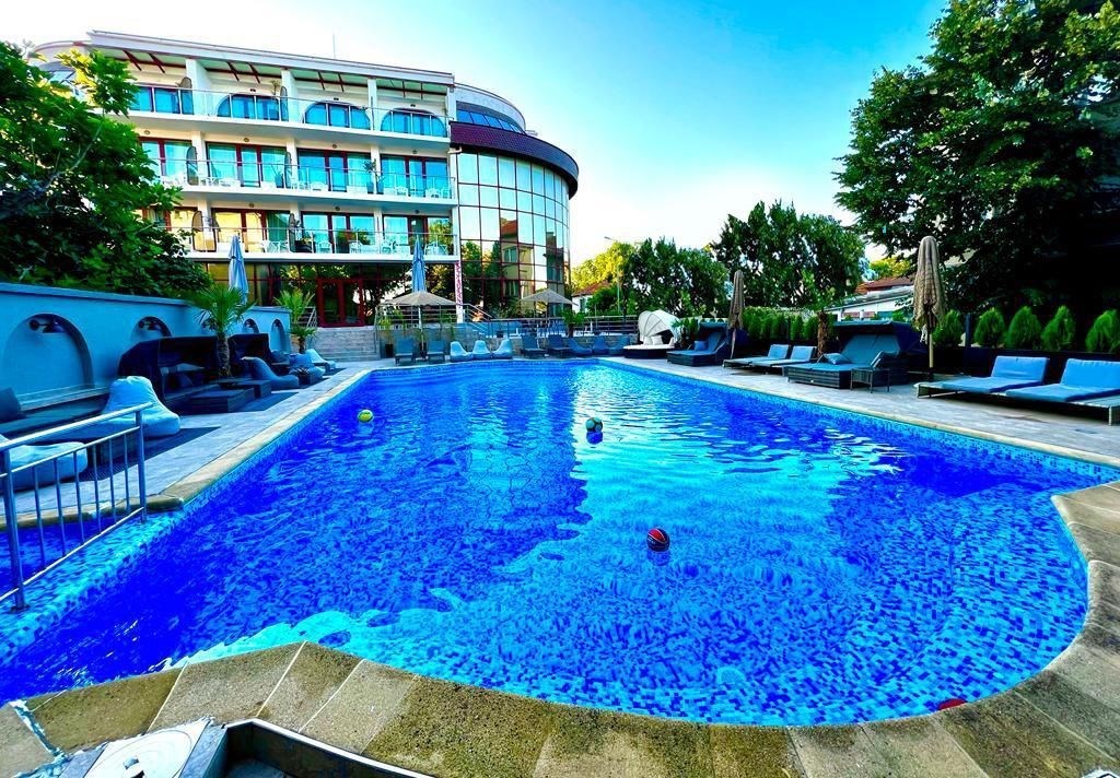 na-prodej-premiovy-hotel-u-more-par-kroku-od-plaze-carevo-bulharsko