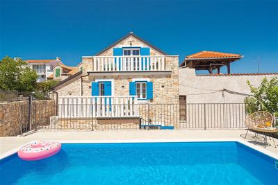 Na prodej krásně zrenovovaný kamenný dům se zahradou a bazénem v těsné blízkosti moře, v starobylém městečku Tribunj, Chorvatsko