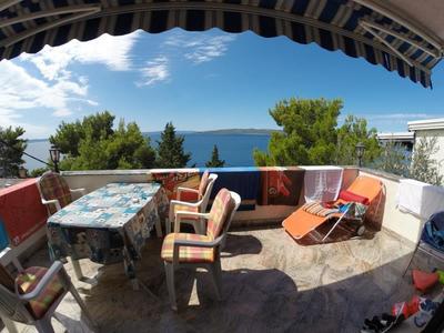 Apartmánová vila nedaleko oblázkové pláže s nádherným výhledem na moře, oblast Makarska, Chorvatsko