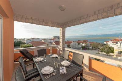 Nový apartmánový dům se čtyřmi apartmány 100 m od moře, ostrov Vir, Chorvatsko