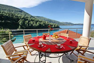 Nová luxusní vila s bazénem v první řadě u moře, ostrov Korčula, Chorvatsko