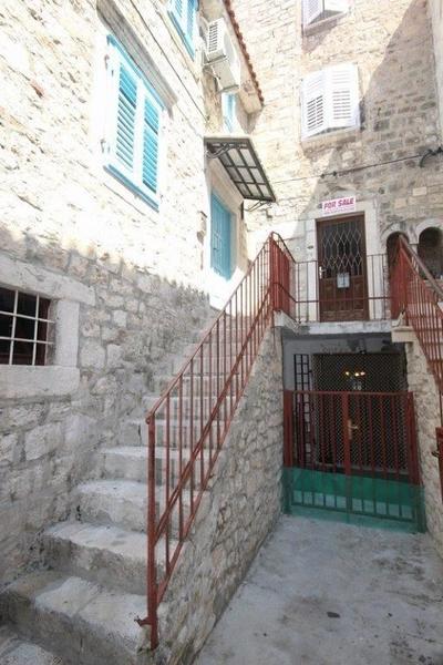 Starý kamenný dům v srdci historického města Trogir, Chorvatsko