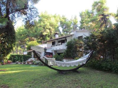 Útulná rodinná vila mezi borovicemi a se zahradou blízko moře, Chalkidiki, Řecko