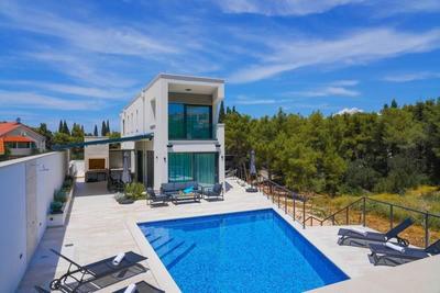 Nová moderní vila s bazénem a zahradou, Brač, Chorvatsko