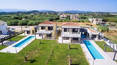 Luxusní moderní vila s bazénem v bezprostřední blízkosti moře, Kréta, Řecko