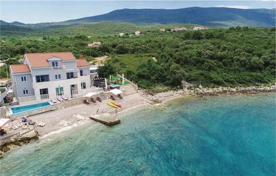 Atraktivní kamenný dům v první řadě u moře, Pelješac, Chorvatsko